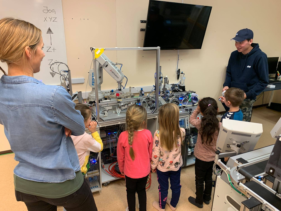 Nysgjerrige barn på forskningsfabrikk